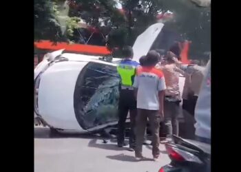 Mobil Dikemudikan Perempuan Terguling di Cibinong Bogor