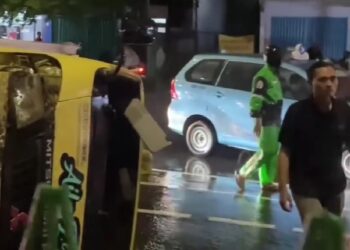 Truk Boks Terguling di Jalan Arif Rahman Hakim Kota Depok