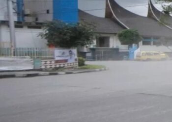 Bukittinggi Diguyur Hujan Abu Vulkanik Erupsi Gunung Marapi