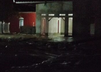 Longsor Timbun Aliran Sungai 15 Rumah di Cianjur Terendam