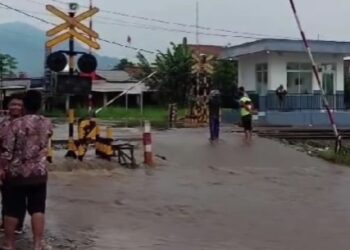 Rel di Sekitar Stasiun Cimekar Terendam Hambat Perjalanan Kereta Api