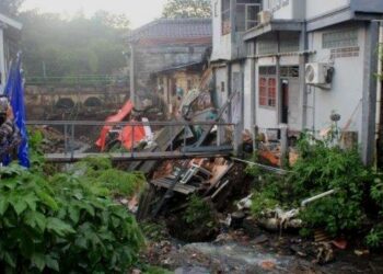 Longsor Tanah Tergerus Sungai Cidempit Bogor Puluhan Orang Dievakuasi