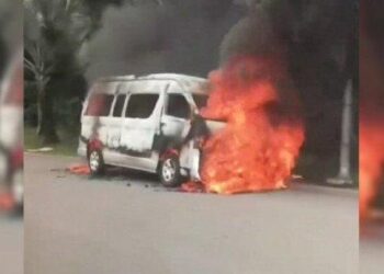 Minibus Bawa 12 Penumpang Terbakar di Sentul City Bogor