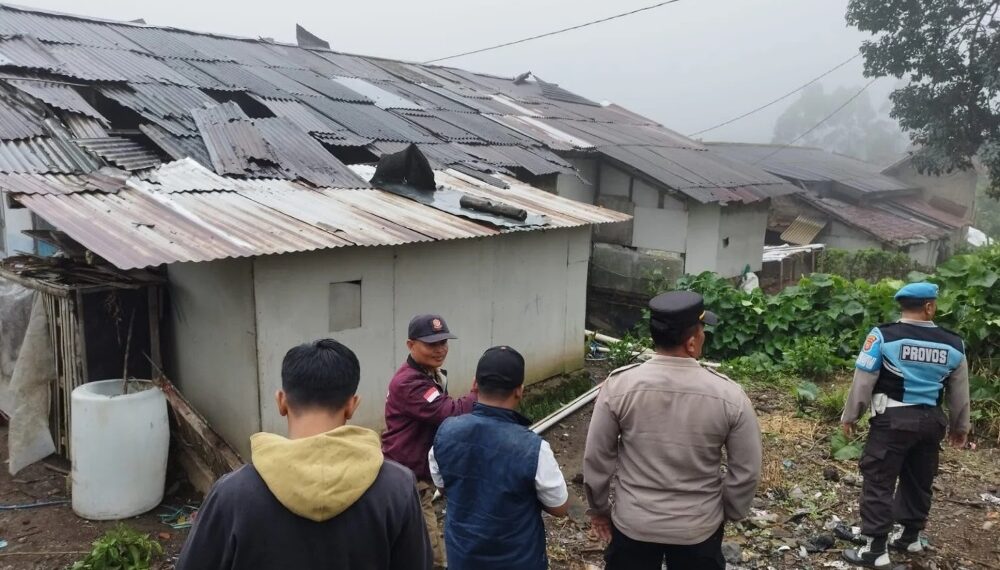 27 Rumah di Kertasari Bandung Rusak Disapu Puting Beliung
