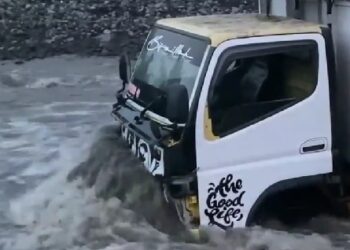 Truk di Lumajang Terjebak Banjir Lahar Semeru saat Angkut Batu