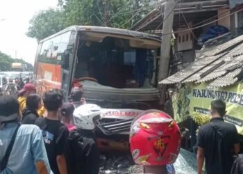 Bus Sarat Penumpang Seruduk Rumah & Warung di Lamongan