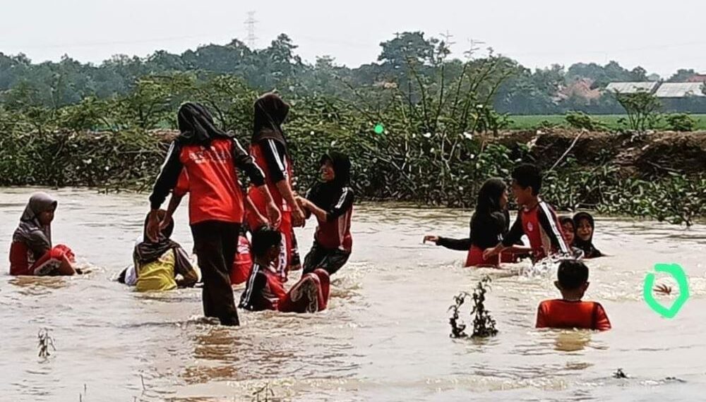 2 Siswi SD 1 Lajer Meninggal & Satu Hilang di Sungai Panarikan Indramayu
