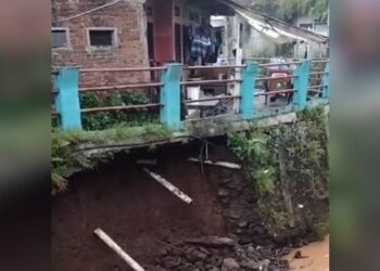 Jebol Kirmir sungai di Neglasari Cibeuying Kaler Kota Bandung