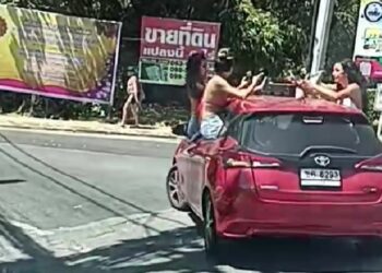 Viral, 3 Wanita Berbikini Keluar dari Jendela Mobil yang Melaju