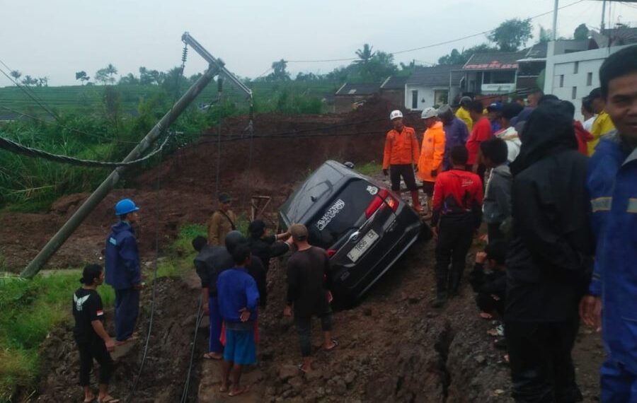 Polisi Bantu Korban Longsor di Desa Mekargalih Tarogong Kidul