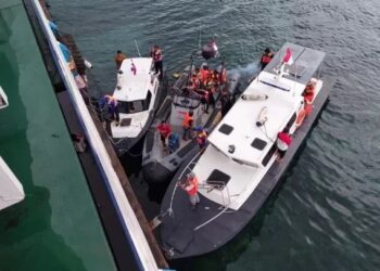 Tim SAR Evakuasi Penumpang Saat KMP Agung Samudra Kandas di Selat Bali