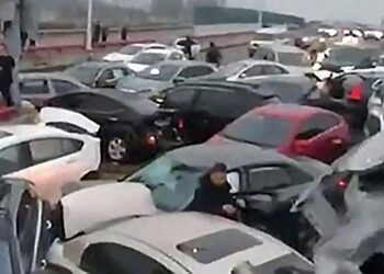 Lebih 100 Mobil Hancur Akibat Tabrakan Beruntun di Cina
