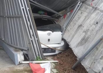 Talud di Perumahan Longsor Timpa Dua Rumah dan Lima Kendaraan