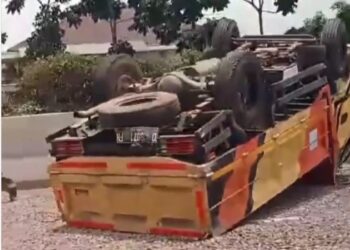 Truk Terbalik di Tol Padaleunyi Km 140 Arah Cileunyi
