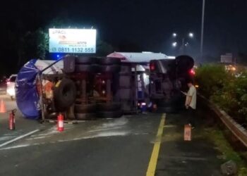 Truk Tangki Terbalik-Melintang, Jagorawi Macet hingga Malam