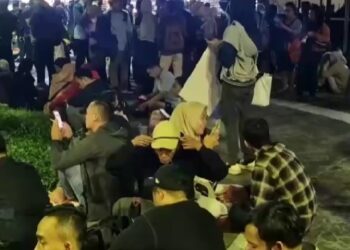 Pohon Tumbang Timpa KRL Tanahabang-Rangkasbitung Penumpang pada Keluar