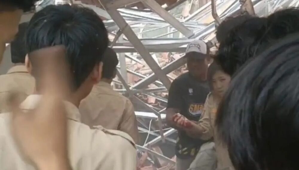 7 Siswa Dievakuasi dari Puing gedung SMA 1 Ciampea roboh