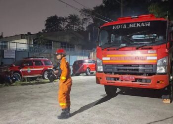 Sejumlah Unit Damkar Siaga di lokasi Ledakan gudang amunisi