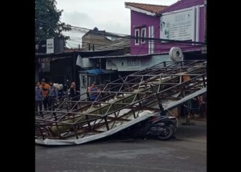 Pengendara Tak Sadarkan Diri Tertimpa Baliho Roboh di Jln Gedebage Selatan