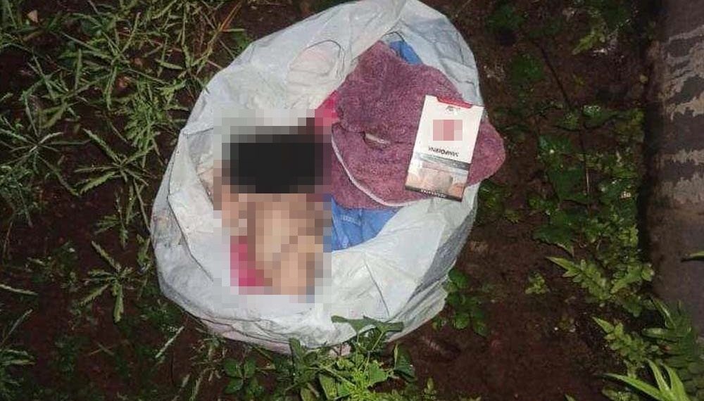 Jasad Bayi Terbungkus Plastik ditemukan di Pinggir Jalan Desa