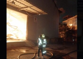 14 Jam Api Hanguskan Gudang Paket Ekspedisi Cengkareng