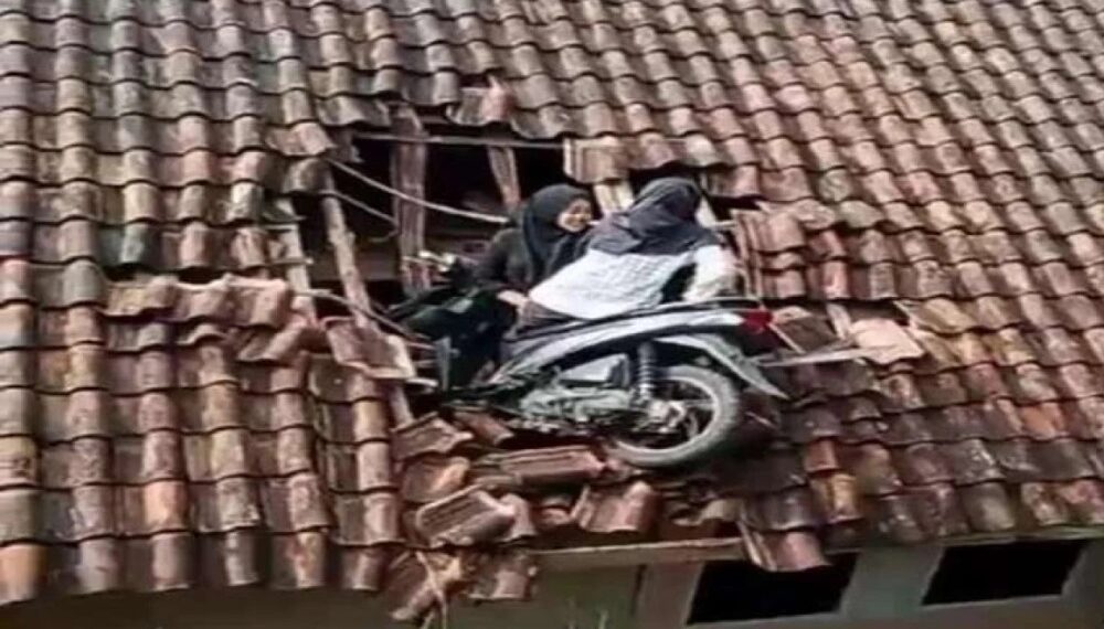Viral, 2 Gadis Menclok di Atap Rumah Bersama Motornya