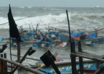 Puluhan Warung-Perahu Rusak Imbas Cuaca Ekstrem di Pesisir Selatan Garut