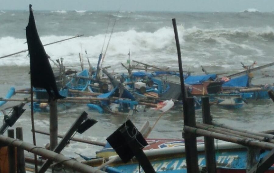 Puluhan Warung-Perahu Rusak Imbas Cuaca Ekstrem di Pesisir Selatan Garut