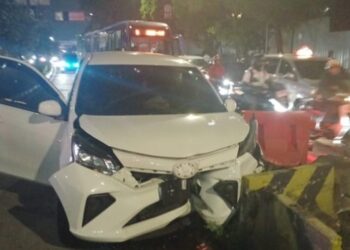Mobil Tabrak Pembatas Busway di Jalan Gatot Subroto Jaksel