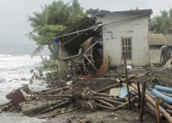 Gelombang Tinggi Terjang Ratusan Bangunan di Pantai Palabuhanratu