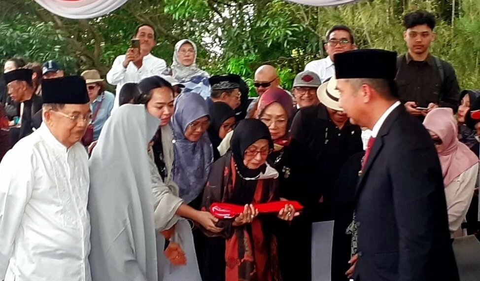 Khidmat, Suasana Pemakaman Solihin GP di TMP Cikutra