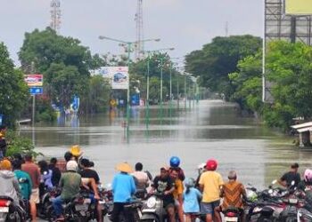 Jalur Pantura Demak – Kudus Lumpuh Akibat Tanggul Jebol