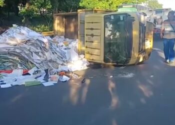 Truk Terguling di Jatinegara Muatan Kertas Berceceran