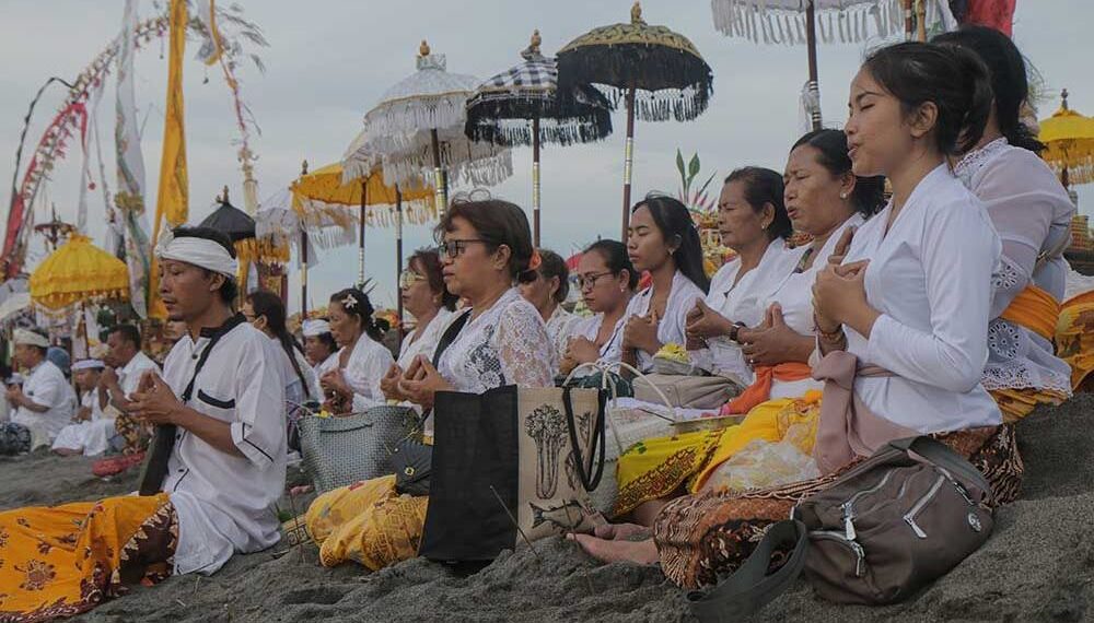 Upacara Melasti Umat Hindu di Pantai Loang Balog Mataram