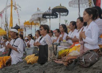 Upacara Melasti Umat Hindu di Pantai Loang Balog Mataram