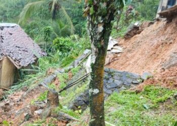 Longsor Gerus Rumah di Lebak Hingga Kondisi Menggantung