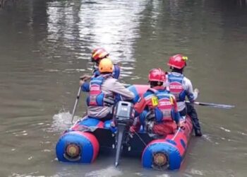 Dua Anak Hanyut Terseret Arus saat Berenang di Kali Mampang