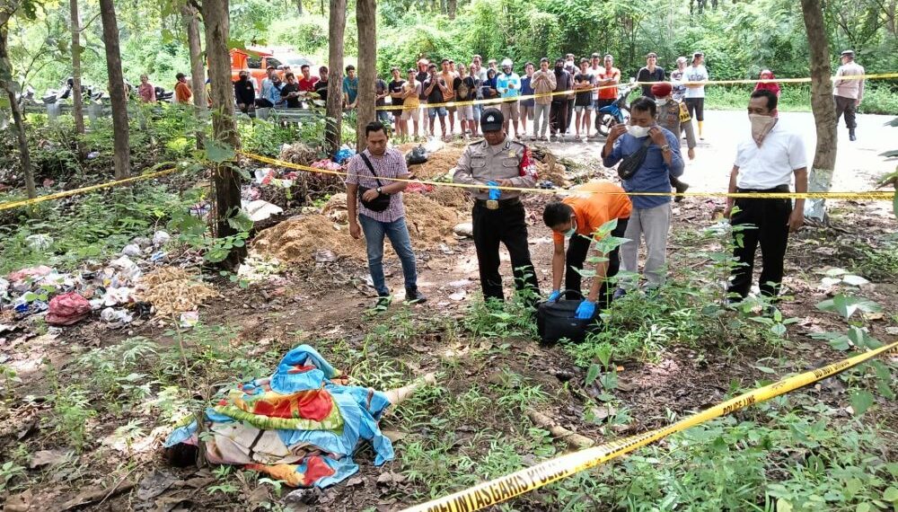 Geger Mayat Perempuan Bugil Terbungkus Seprai tergeletak di Kebun Jati