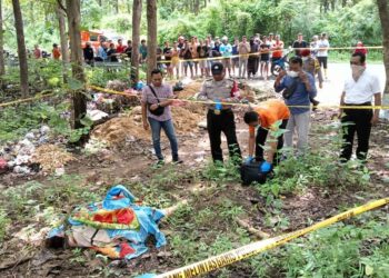 Geger Mayat Perempuan Bugil Terbungkus Seprai tergeletak di Kebun Jati