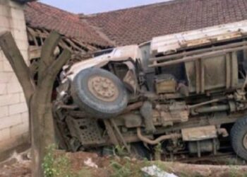 3 Kendaraan Kecelakaan di Parung Panjang Bogor, Truk Timpa Rumah