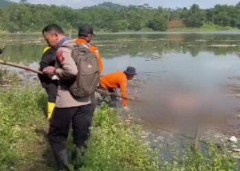 Warga Temukan Jasad Korban Longsor Ngambang di Citarum