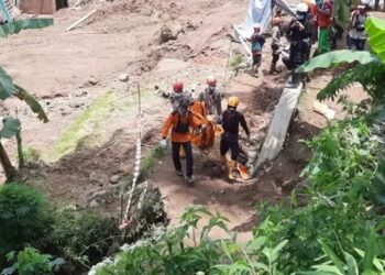 Berpelukan, Temuan Jasad Ibu anak korban Longsor Cipongkor