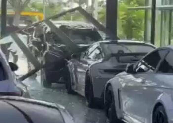 Porsche di Showroom PIK 2 Hancur Diseruduk Xpander