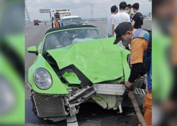 Porsche Ringsek Hantam Grand Livina di Tol Porong – Surabaya