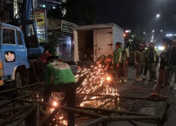 Lagi Satpol PP Kota Bandung Tertibkan Reklame Ilegal