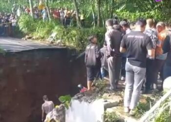 3 Pengendara Tertimbun Jembatan Salatiga-Semarang Ambrol