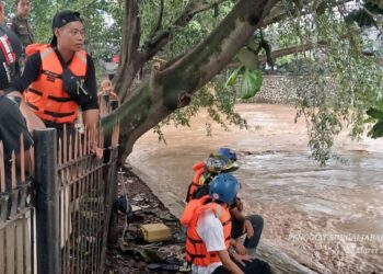 3 Santri Terseret Arus Sungai Cikapundung di Ciumbuleuit Bandung
