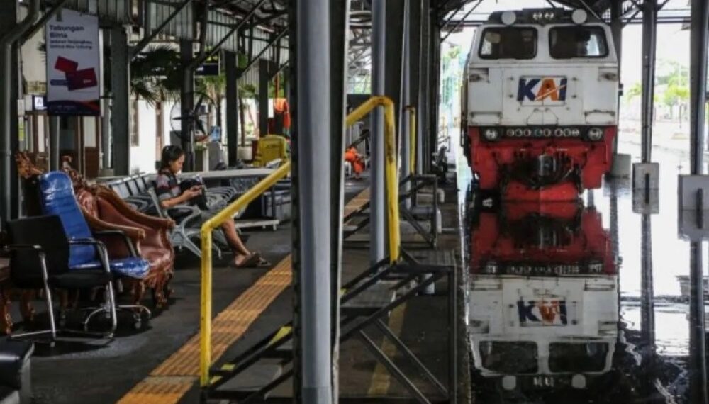 6 KA Tujuan Surabaya Terlambat Imbas Banjir Wilayah Semarang