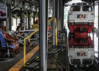 6 KA Tujuan Surabaya Terlambat Imbas Banjir Wilayah Semarang