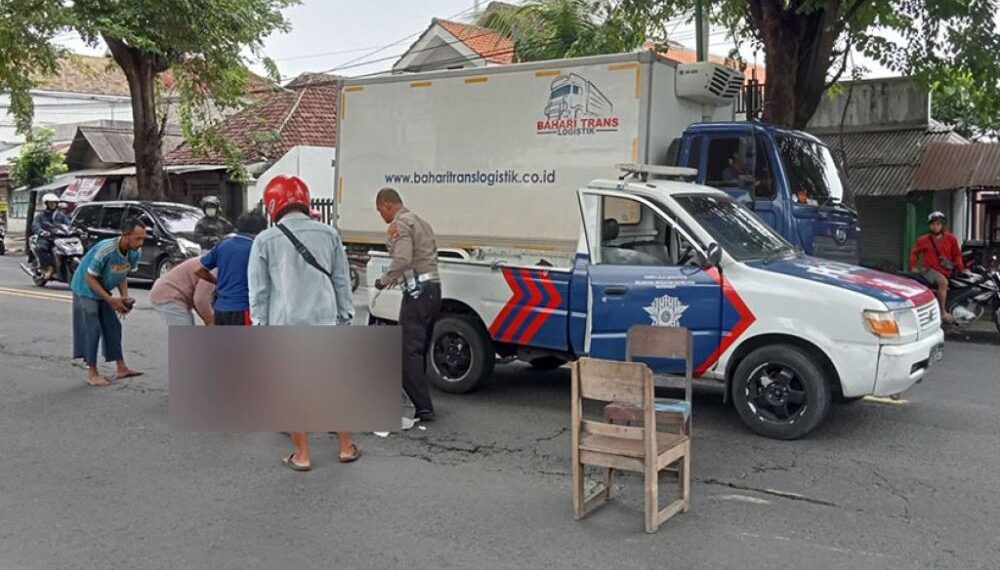 Jatuh dari Boncengan Suami, Istri Tewas Tertabrak Truk di Pasuruan